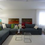 divano grigio in soggiorno · interno del soggiorno