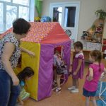 casa con zanzariera all'asilo