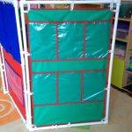 schermo fatto di tubi di plastica