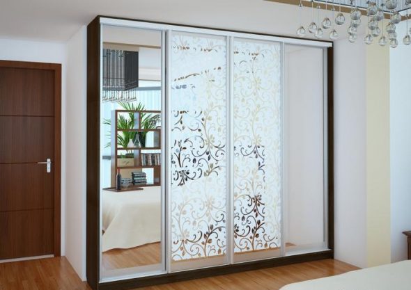 armadio scorrevole con design sabbiato