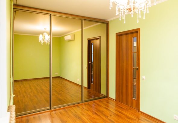 armadio scorrevole fino al soffitto