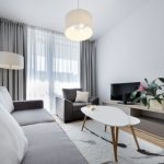 design moderno di un soggiorno stretto