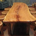 tavolo realizzato in legno tagliato