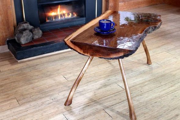 tavolo realizzato in legno tagliato
