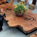 grande tavolo fatto di tagli di legno
