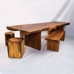 tavolo realizzato in legno tagliato