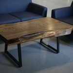 tavolo in legno segato nel soggiorno