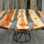 tavolo in legno e tagli di vetro