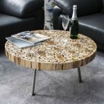 tavolino da caffè realizzato con fette di legno