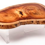 tavolo ricavato da un taglio di legno