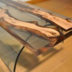 tavolo fatto di fette di legno