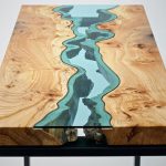 tavolo fatto di fette di legno e vetro