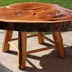 tavolo in legno tagliato su 4 gambe