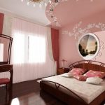 camera da letto luminosa con mobili scuri