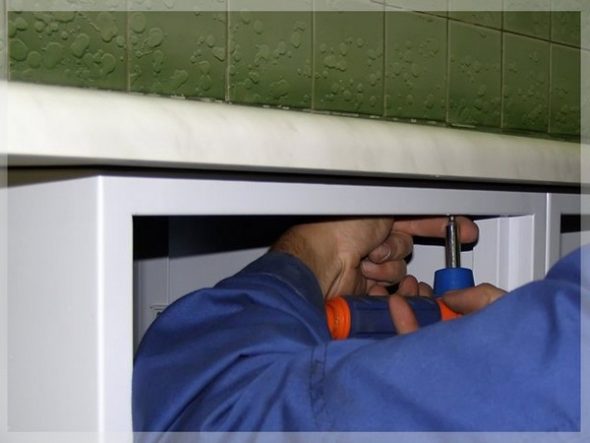 installazione del piano di lavoro della cucina