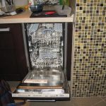 installare una lavastoviglie su un mobile della cucina.