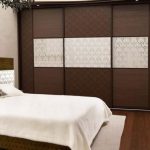 opzioni per decorare le porte scorrevoli dell'armadio in camera da letto