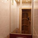 armadio a muro nel bagno con vetro