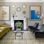 specchi all'interno del soggiorno