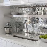specchi all'interno della cucina