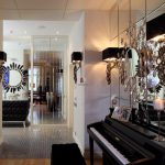 specchi all'interno sopra il pianoforte