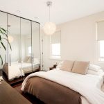 specchi all'interno della camera da letto