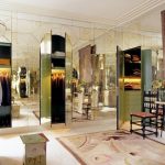gli specchietti all'interno sono eleganti