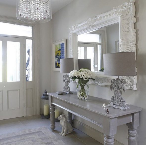 specchi all'interno vicino alla finestra