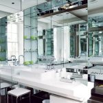 specchi all'interno del bagno