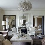 specchi all'interno della sala