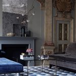 specchi all'interno sopra il camino