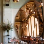 specchio nell'interno marrone