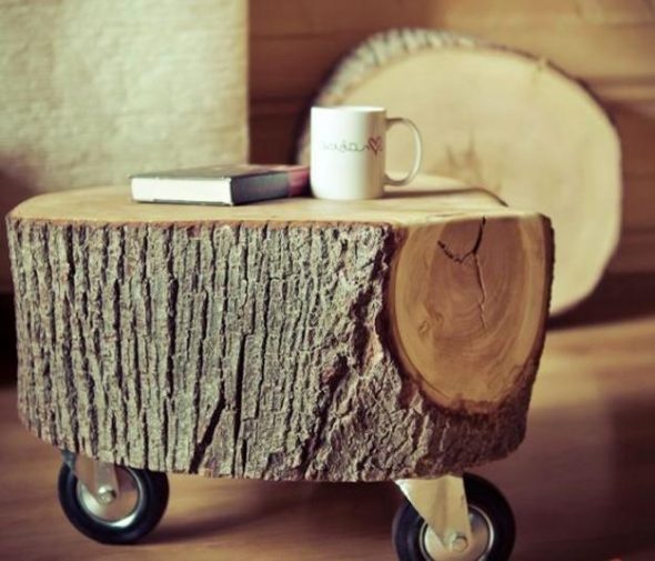 tavolino da caffè ricavato da tronchi tagliati