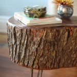 tavolino ricavato da un taglio di legno o di ceppo