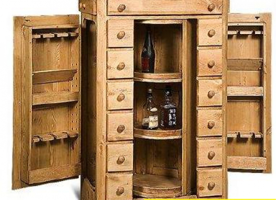 Credenze in legno per piatti