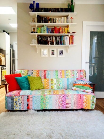 Copridivano realizzato con piccoli ritagli di tessuto - patchwork