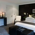 Mobili neri e letto bianco nella camera da letto
