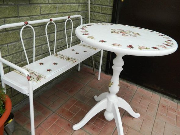 Decoupage di un tavolo da pranzo rotondo