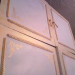 Decoupage di una vecchia foto di un armadio