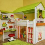 Casa fai da te per la cameretta dei bambini con area giochi
