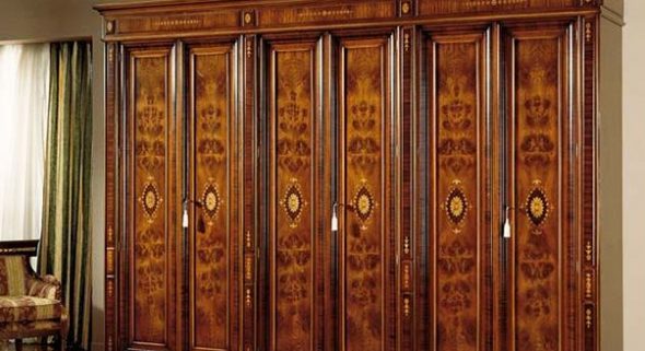 Porte con intarsi e dipinti