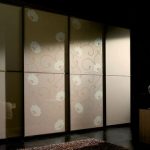 decorazione dell'armadio con carta da parati