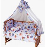 Come appendere un baldacchino alla culla del bambino
