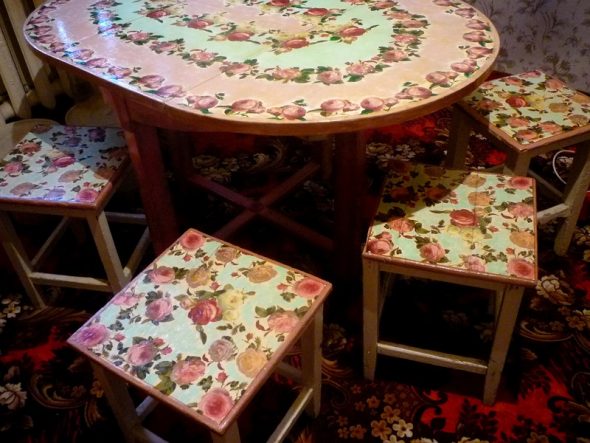 Bellissimo decoupage di un tavolo da pranzo e sgabelli