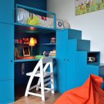 letto a soppalco con zona lavoro luminosa
