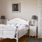 letto in legno massello all'interno della camera da letto