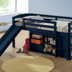 letto di colore scuro con scivolo