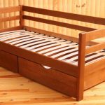 Divano letto in legno naturale
