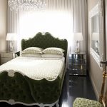 Design del letto vicino alla finestra