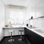 Set da cucina con piano chiaro e fondo scuro